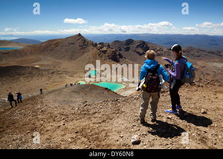 Wanderer auf der Tongariro Alpenübergang über Emerald Lakes, Tongariro National Park, der UNESCO, Nordinsel, Neuseeland Stockfoto