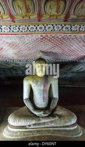 Sitzen Sie Buddha-Statue, Royal Rock Temple, goldenen Tempel von Dambulla, UNESCO-Weltkulturerbe. Dambulla, Sri Lanka, Asien Stockfoto