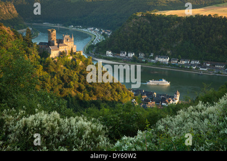 Ausflugsschiff bei St. Goarshausen mit Burg Katz, UNESCO-Weltkulturerbe, Rhein, Rheinland-Pfalz, Deutschland Stockfoto