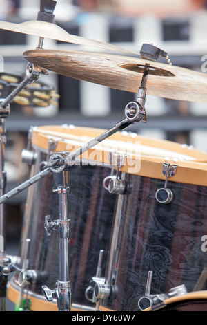 Drum-Kit-Set mit Trommeln und Becken für Live-Konzert-Performance-Nahaufnahme Stockfoto