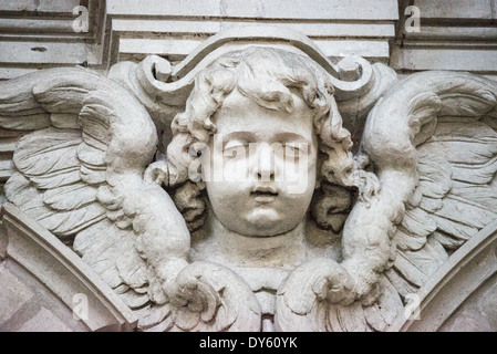 BRÜSSEL, Belgien – Ein Cherub auf einer der inneren Säulen der Kirche des Heiligen Johannes des Täufers im Béguinage, der römisch-katholischen Kirche im flämischen Barock-Stil aus dem 17. Jahrhundert im Zentrum von Brüssel, Belgien. Es war ursprünglich Teil der Betrügerei Notre-Dame de la Vigne. Stockfoto