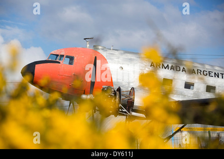 Einer alten DC3 - 5 Tango 22 Flugzeug in Ushuaia ist die Hauptstadt von Feuerland in Argentinien Stockfoto