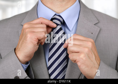 Geschäftsmann, seine Krawatte Befestigung Stockfoto