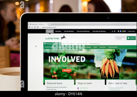 Die Lloyds Bank Website erschossen in einem Coffee-Shop-Umfeld (nur zur redaktionellen Verwendung: print, TV, e-Book und redaktionelle Webseite). Stockfoto