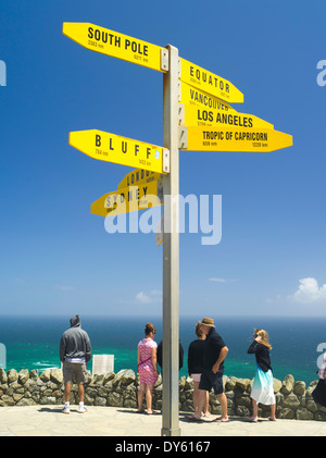 Blick auf die Wegweiser am Cape Reinga Leuchtturm am weitesten Nordpunkt in Neuseeland. Stockfoto