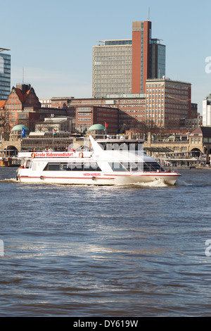 Hafen Boot Reise Schiff vergeht Landungsbrücken in Hamburg, Deutschland am 20. März 2014. Stockfoto