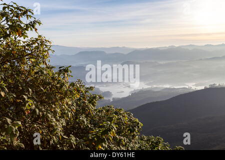 Blick in die Dalhousie und das Hügelland jenseits bei Sonnenaufgang von Adam es Peak (Sri Pada), Sri Lanka, Asien Stockfoto