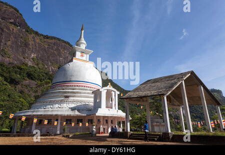 Ein buddhistischer Tempel auf der Route auf den Gipfel des Adam's Peak (Sri Pada), Sri Lanka, Asien Stockfoto