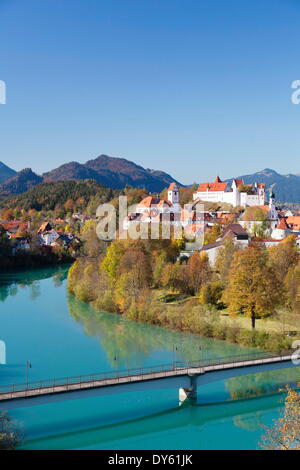 St. Mang Abtei (Füssen Abbey) und Hohes Schloss Burg, Füssen, Allgäu, Allgäu-Alpen, Bayern, Deutschland, Europa Stockfoto