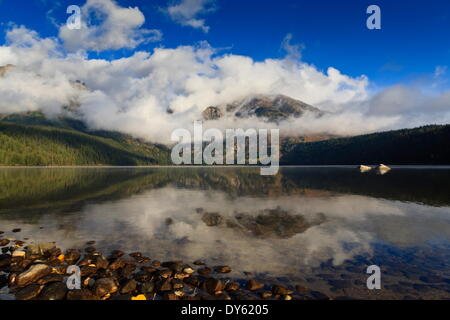 Niedrige Wolken und Teton Range spiegelt sich in Phelps Lake, Grand-Teton-Nationalpark, Wyoming, Vereinigte Staaten von Amerika, Nordamerika Stockfoto