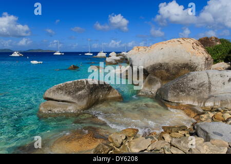 Yachten, Schwimmer und Granit-Felsen, die Bäder, Virgin Gorda, Britische Jungferninseln (BVI), West Indies, Caribbean Stockfoto