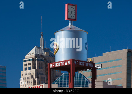 USA, Oklahoma, Oklahoma City, Bricktown, Vergnügungsviertel, Wasserturm und Uhr Stockfoto