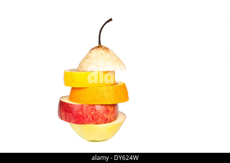 Stapel von verschiedenen FRUCHTSCHEIBEN auf weißem Hintergrund Stockfoto