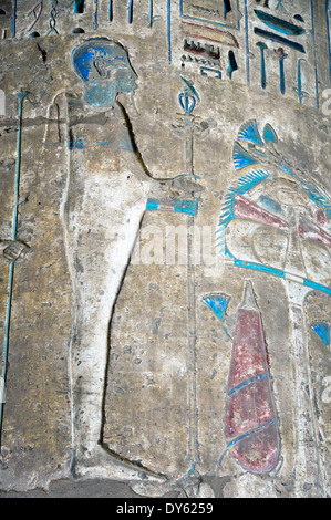 Tempel von Ramses III (1198-1167 V.Chr.) in Medinet Habu: Relief an der Säule im ersten Hof. Der Gott Ptah. Stockfoto