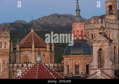 Königliche Kloster von Santa Maria de Guadalupe, UNESCO-Weltkulturerbe, Guadalupe, Cáceres, Extremadura, Spanien, Europa Stockfoto