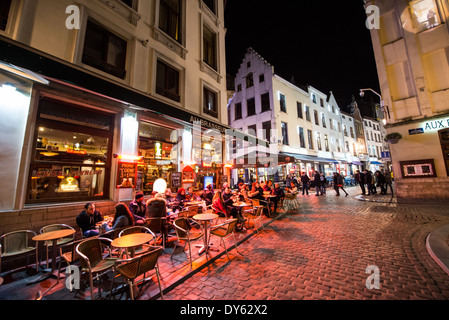Cobblestone Street Night Brussels // Eine Cobblestone Street in der Innenstadt von Brüssel bei Nacht. Stockfoto