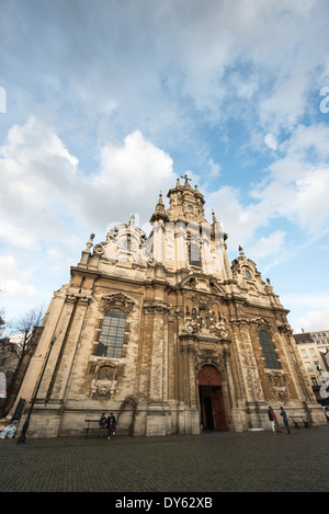 BRÜSSEL, Belgien — die Kirche des Heiligen Johannes des Täufers in der Béguinage stellt ein klassisches Beispiel für die flämische Barockarchitektur des 17. Jahrhunderts dar. Die imposante Fassade der Kirche, die 1676 fertiggestellt wurde, zeigt charakteristische Elemente des belgischen Kirchendesigns. Diese römisch-katholische Kirche diente ursprünglich der Beguinage-Gemeinde Notre-Dame de la Vigne und ist ein bedeutendes Beispiel für religiöse Architektur in Brüssel. Stockfoto