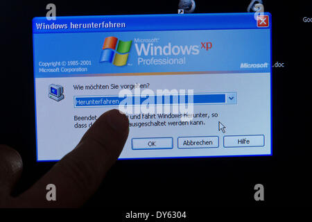 Schwerin, Deutschland. 8. April 2014. ILLUSTRATION - eine illustrierte Bild zeigt der Schaltfläche "unter dem Logo des Computer-Betriebssystems Windows XP auf einem Computerbildschirm in Schwerin, Deutschland, 8. April 2014 heruntergefahren". Microsoft Corporation stoppt die Unterstützung seines Betriebssystems Windows XP mit den erforderlichen Updates am 8. April 2014. Foto: Jens Büttner/Dpa/Alamy Live News Stockfoto