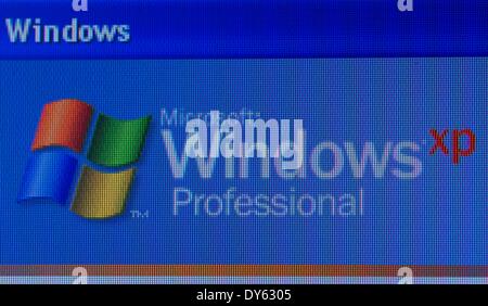 Schwerin, Deutschland. 8. April 2014. ILLUSTRATION - eine illustrierte Bild zeigt das Logo des Computer-Betriebssystems Windows XP auf einem Computer-Bildschirm in Schwerin, Deutschland, 8. April 2014. Microsoft Corporation stoppt die Unterstützung seines Betriebssystems Windows XP mit den erforderlichen Updates am 8. April 2014. Foto: Jens Büttner/Dpa/Alamy Live News Stockfoto