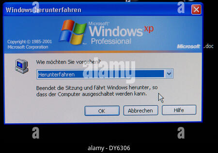 Schwerin, Deutschland. 8. April 2014. ILLUSTRATION - eine illustrierte Bild zeigt der Schaltfläche "unter dem Logo des Computer-Betriebssystems Windows XP auf einem Computerbildschirm in Schwerin, Deutschland, 8. April 2014 heruntergefahren". Microsoft Corporation stoppt die Unterstützung seines Betriebssystems Windows XP mit den erforderlichen Updates am 8. April 2014. Foto: Jens Büttner/Dpa/Alamy Live News Stockfoto