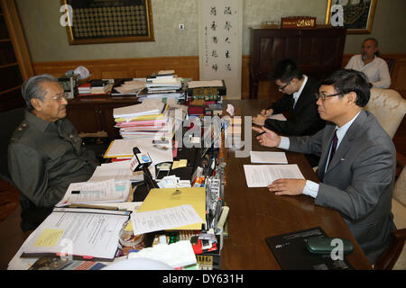 (140408)--PUTRAJAYA, MALAYSIA, 8. April 2014 (Xinhua)--der ehemalige malaysische Premierminister Mahathir Mohamad spricht Xinhua Reporter in einem Interview in Putrajaya, Malaysia, 7. April 2014. Die Beziehung zwischen China und Malaysia wären nicht betroffen durch den letzten fehlenden MH370 Flug Vorfall, ehemalige malaysische Premierminister Mahathir Mohamad sagte am Montag hier in einem exklusiven Interview mit Xinhua. (Xinhua/Wang Shen) Stockfoto