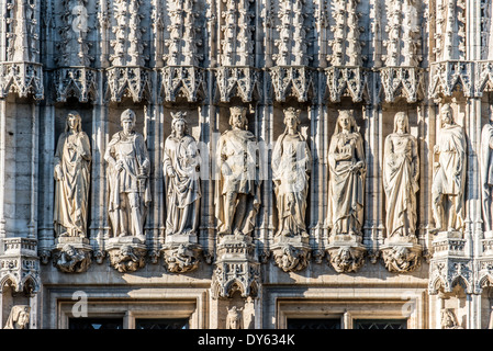 BRÜSSEL, Belgien — kunstvolle Statuen zieren das gotische Brüsseler Rathaus am Grand Place (La Grand-Place), das zum UNESCO-Weltkulturerbe gehört. Dieser kopfsteingepflasterte Platz, der von aufwendigen historischen Gebäuden gesäumt ist, ist die wichtigste Touristenattraktion im Herzen von Brüssel. Stockfoto