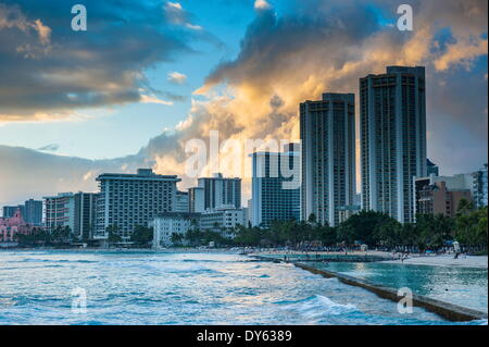 Am späten Nachmittag Licht über die high-Rise Hotels Waikiki Beach, Oahu, Hawaii, Vereinigte Staaten von Amerika, Pazifik Stockfoto