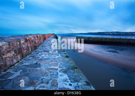 Pier im Hafen von St. Andrews vor Morgengrauen, Fife, Schottland, Vereinigtes Königreich, Europa Stockfoto