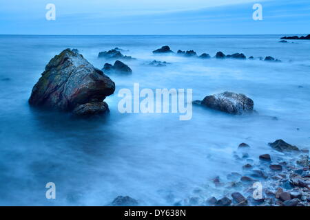 Felsen und Meer an der Küste von Fife in der Nähe von St. Andrews, Fife, Schottland, Vereinigtes Königreich, Europa Stockfoto