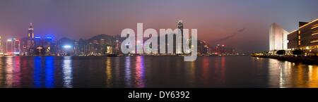 Blick über den Victoria Harbour auf Hong Kong Island und The Peak bei Dämmerung, Hong Kong, China, Asien Stockfoto