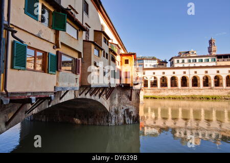 Ponte Vecchio ist eine alte mittelalterliche Brücke in die Altstadt von Florenz über den Arno, Florenz, Toskana, Italien Stockfoto