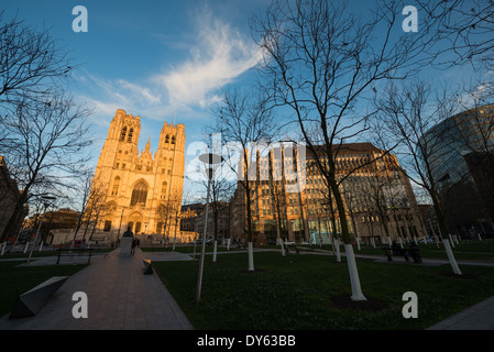 BRÜSSEL, Belgien – die Kathedrale St. Michael und St. Gudula, ein Meisterwerk der brabantinischen gotischen Architektur, erhebt sich auf dem Treurenberg. Diese römisch-katholische Kathedrale wurde zwischen dem 13. Und 15. Jahrhundert erbaut und verfügt über zwei gotische Türme, bemerkenswerte Buntglasfenster und eine romanische Krypta. Die Kathedrale, die den Brüsseler Schutzheiligen gewidmet ist, ist eines der bedeutendsten religiösen Denkmäler Belgiens. Stockfoto