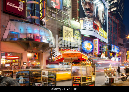 Ein Blick nach unten 42nd Street in Midtown Manhattan, New York City, New York, North America, USA Stockfoto