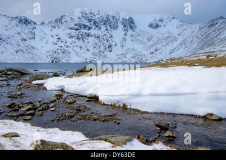 Helvellyn Berg von Rot Tarn mit Swirral und Schreitenden Kante in den Bergen des Lake District National Park Cumbria England Großbritannien Großbritannien Stockfoto