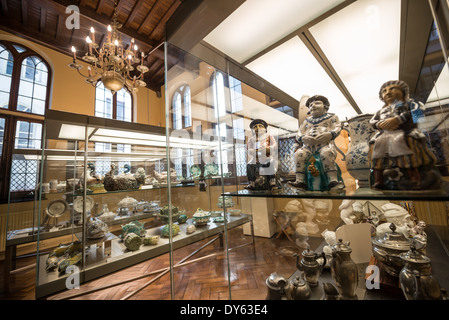 BRÜSSEL, Belgien — das Museum der Stadt Brüssel zeigt seine Sammlung historischer dekorativer Kunst, darunter porzellan, Keramik, Silber und Geschirr. Diese im Maison du ROI ausgestellten Gegenstände repräsentieren jahrhundertelange Brüsseler Handwerkstraditionen und das häusliche Leben. Die Sammlung zeigt die Entwicklung der dekorativen Kunst und des Kunsthandwerks in Brüssel durch verschiedene historische Zeiträume. Stockfoto