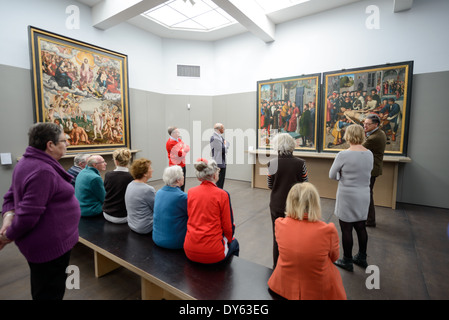 BRÜGGE, Belgien - Flämische und belgische Gemälde werden im Groeningemuseum ausgestellt, einem städtischen Kunstmuseum in Brügge, Belgien. Das Museum ist berühmt für seine Sammlung flämischer primitiver Kunst, zusammen mit anderen Meisterwerken aus anderen Epochen. Mittelalterliche Architektur und ruhige Kanäle prägen das Stadtbild von Brügge, oft als „Venedig des Nordens“ bezeichnet. Brügge gehört zum UNESCO-Weltkulturerbe und bietet Besuchern eine Reise in die Vergangenheit Europas mit seinen gut erhaltenen Gebäuden und kopfsteingepflasterten Straßen, die die reiche Geschichte der Stadt widerspiegeln. Stockfoto