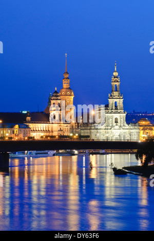 Blick über die Elbe in Richtung der barocken Altstadt von Dresden bei Nacht, Dresden, Sachsen, Germany Stockfoto