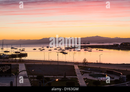 Sonnenaufgang über dem Hafen von Ushuaia ist die Hauptstadt von Feuerland in Argentinien Stockfoto