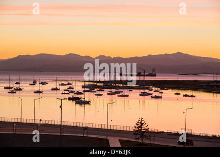 Sonnenaufgang über dem Hafen von Ushuaia ist die Hauptstadt von Feuerland in Argentinien Stockfoto