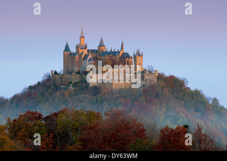 Blick auf Burg Hohenzollern im Morgennebel, in der Nähe von Hechingen, Schwäbische Alb, Baden-Württemberg, Deutschland Stockfoto