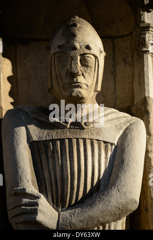 BRÜGGE, Belgien — mittelalterliche Statuen von Rittern, Geistlichen und Adligen zieren die gotische Fassade des Brügge Stadhuis, das 1376 erbaut wurde. Das Äußere des Gebäudes ist mit kunstvollen skulpturalen Dekorationen versehen, einschließlich heraldischer Schilde, die Territorien darstellen, die historisch von Brügge aus regiert wurden. Diese architektonischen Elemente demonstrieren die mittelalterliche politische und kulturelle Bedeutung der Stadt. Stockfoto