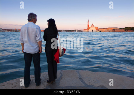 Mand und Frau betrachten Kirche Chiesa di San Giorgio im Abendlicht, San Giorgio Maggiore, La Giudecca, Venedig, Italien Stockfoto