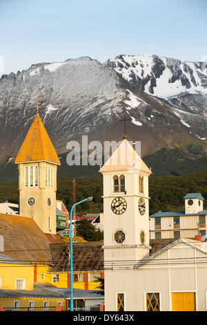 Die kriegerischen Bergkette im Morgenlicht in der Stadt Ushuaia ist die Hauptstadt von Feuerland in Argentinien Stockfoto