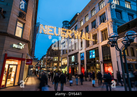 Einkaufsstraße in Hamburg genannt Neuer Wall in der Weihnachtszeit, Hamburg, Norddeutschland, Deutschland Stockfoto