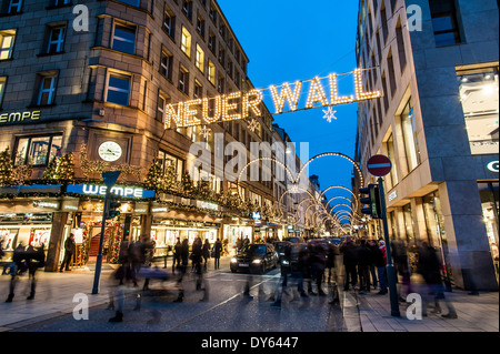 Einkaufsstraße in Hamburg genannt Neuer Wall in der Weihnachtszeit, Hamburg, Norddeutschland, Deutschland Stockfoto