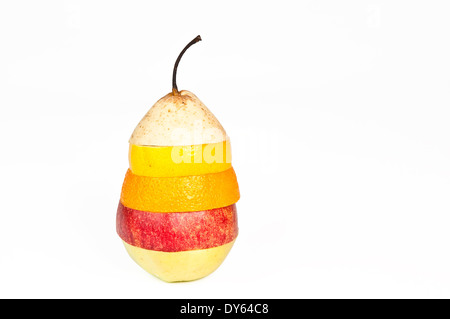 Stapel von verschiedenen FRUCHTSCHEIBEN auf weißem Hintergrund Stockfoto