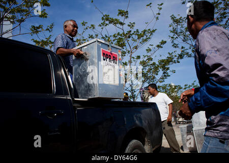 Banda Aceh, Aceh, Indonesien. 8. April 2014. Arbeiter laden Wahlurnen in ein Boot in einem Hafen in Banda Aceh, zur Abstimmung mit Stationen in Pulo Aceh Bezirk verteilt werden. Indonesien, die Parlamentswahlen am 9. April 2014 stattfinden wird. Bildnachweis: Fauzan Ijazah/ZUMAPRESS.com/Alamy Live-Nachrichten Stockfoto