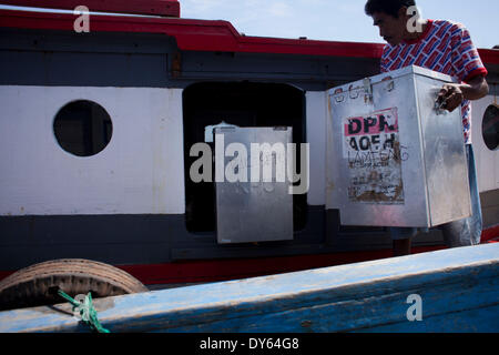 Banda Aceh, Aceh, Indonesien. 8. April 2014. Arbeiter laden Wahlurnen in ein Boot in einem Hafen in Banda Aceh, zur Abstimmung mit Stationen in Pulo Aceh Bezirk verteilt werden. Indonesien, die Parlamentswahlen am 9. April 2014 stattfinden wird. Bildnachweis: Fauzan Ijazah/ZUMAPRESS.com/Alamy Live-Nachrichten Stockfoto