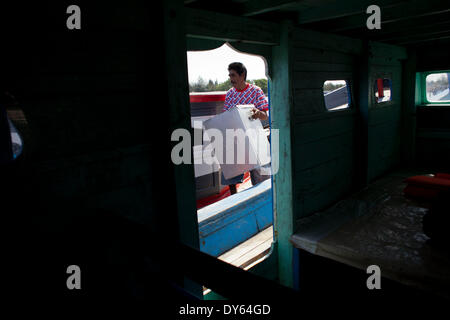 Banda Aceh, Aceh, Indonesien. 8. April 2014. Arbeiter laden Wahlurnen in ein Boot in einem Hafen in Banda Aceh, zur Abstimmung mit Stationen in Pulo Aceh Bezirk verteilt werden. Indonesien, die Parlamentswahlen am 9. April 2014 stattfinden wird. Bildnachweis: Fauzan Ijazah/ZUMAPRESS.com/Alamy Live-Nachrichten Stockfoto