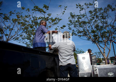 Banda Aceh, Aceh, Indonesien. 8. April 2014. Arbeiter laden Wahlurnen in ein Boot in einem Hafen in Banda Aceh, zur Abstimmung mit Stationen in Pulo Aceh Bezirk verteilt werden. Indonesien, die Parlamentswahlen am 9. April 2014 stattfinden wird. Bildnachweis: Fauzan Ijazah/ZUMAPRESS.com/Alamy Live-Nachrichten Stockfoto